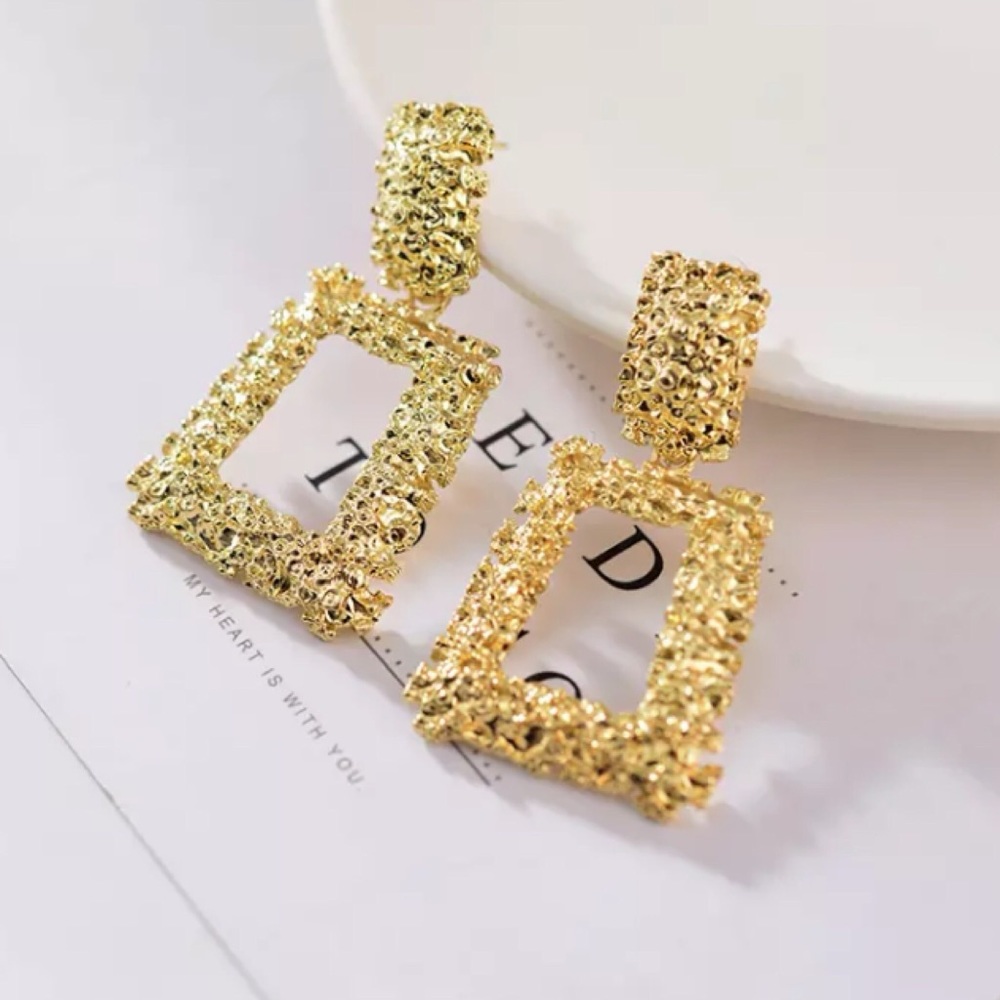 🆕 Gold Statement Earrings - Picture 3 of 4